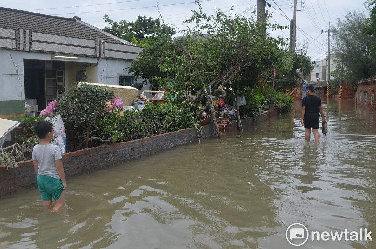 2018年823水災第四天，嘉義縣義竹鄉部份地區仍泡在水中。 圖：蔡坤龍/攝（資料照）