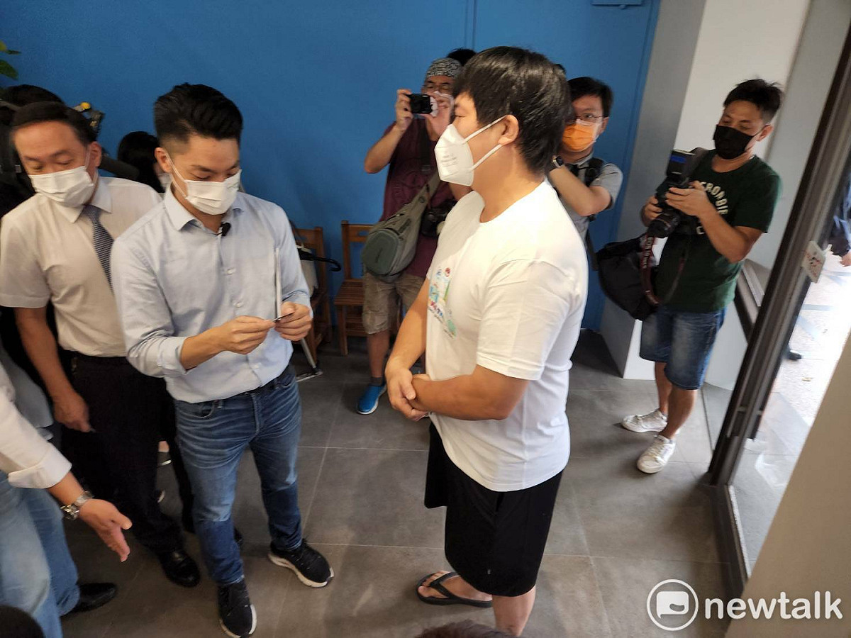 林先生身穿拖鞋、便衣，由於蔣萬安的政見發表會場地是半開放式的場地，不少民眾路過都探頭張望，林先生則直接入場關切。 圖：黃建豪/攝