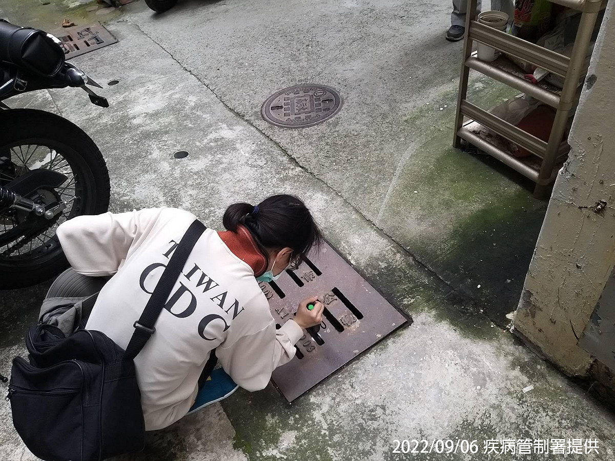 防疫人員於高雄市前鎮區執行孳生源查核。 圖：疾病管制署／提供