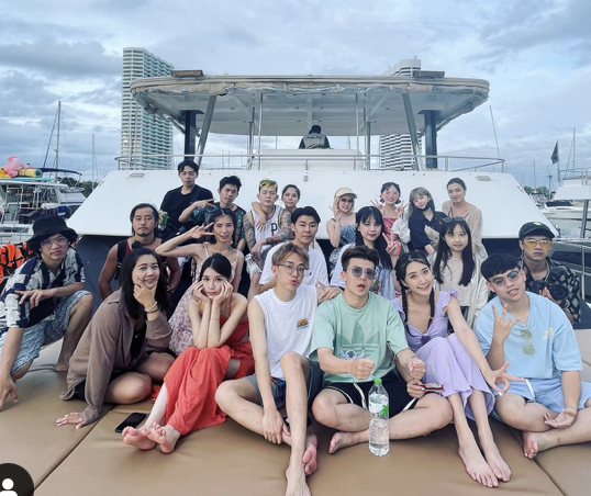 事實上，上個月全體員工才一起出國旅遊，感情相當融洽。 圖：翻攝自反骨男孩IG