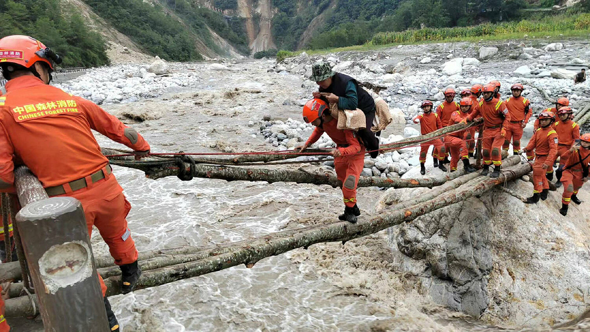 瀘定地震，山村橋梁遭震垮，救災人員以便橋實施救援。 圖:翻攝自微博應急管理部