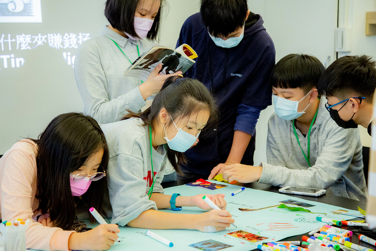 在專業講師帶領下，主題工作坊邀集小學至高中的學生們集思廣益解決兒少權利的困境。 圖：國家人權博物館提供