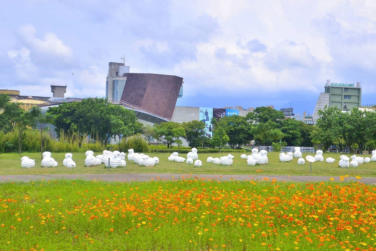 新北考古公園的百日草與詩步領羊藝術品。 圖：十三行博物館提供