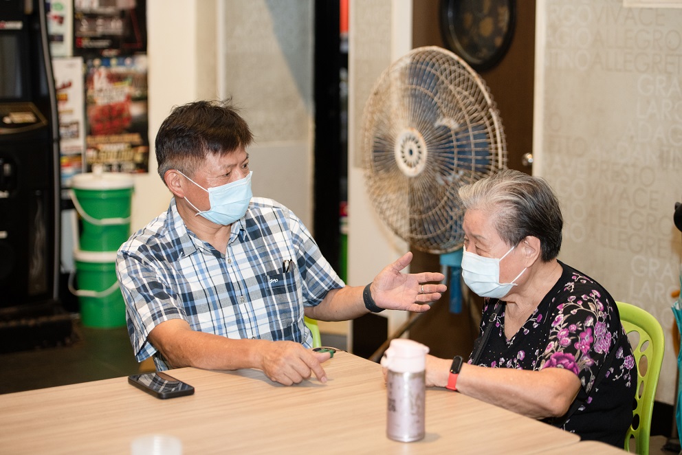 仁愛里長劉鴻橋與長輩一起聊天分享釣蝦的樂趣。 圖：林口區公所提供