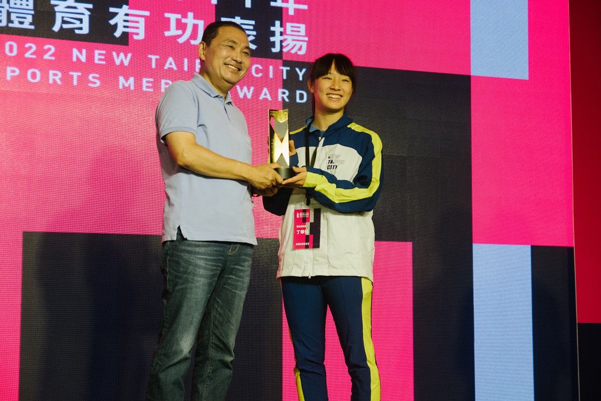 體操精靈丁華恬獲頒傑出運動員獎，由侯友宜頒發。 圖：新北市體育處提供