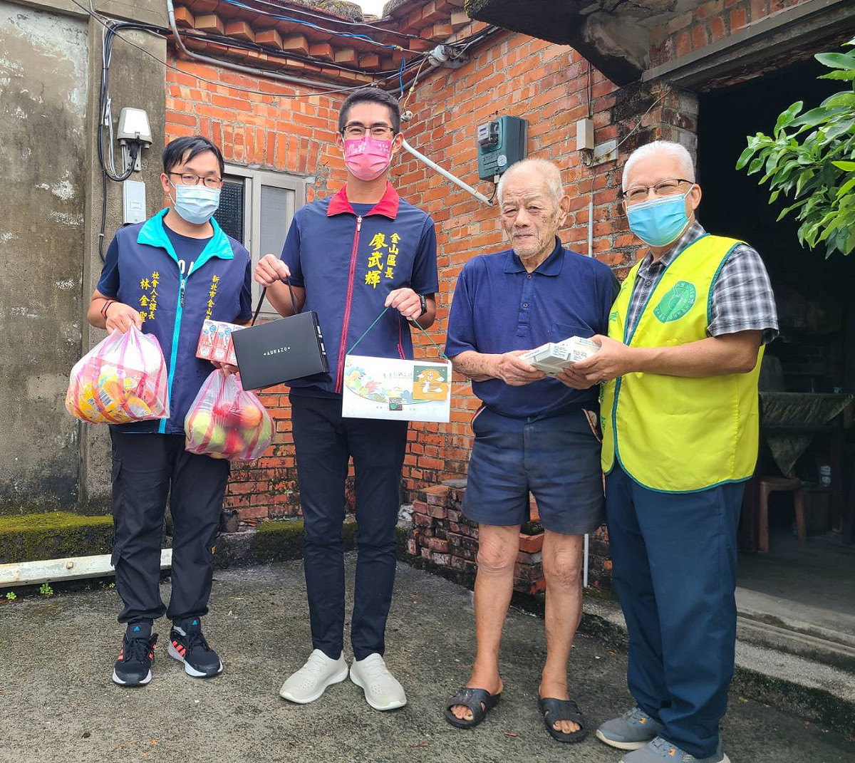 金山區長廖武輝與新生活社會福利發展促進會理事長蘇興李致贈中秋禮盒及代餐給賴老先生。 圖：金山區公所提供
