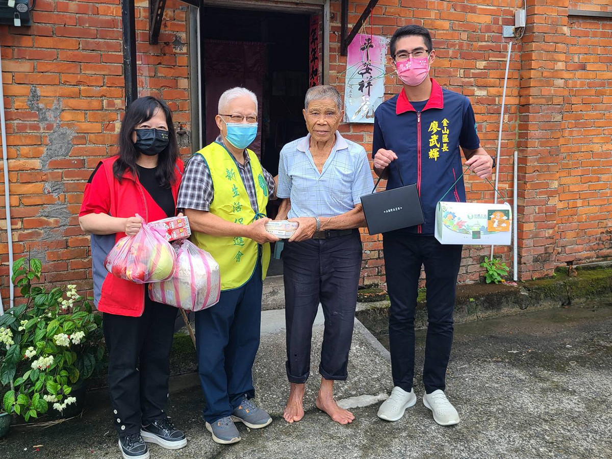 金山區長廖武輝與新生活社會福利發展促進會理事長蘇興李到府關懷李老先生並致贈中秋禮盒及代餐。 圖：金山區公所提供