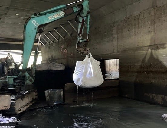 蘆洲區鴨母港溝新設子溝工程下方淤泥清除。 圖：新北市水利局提供