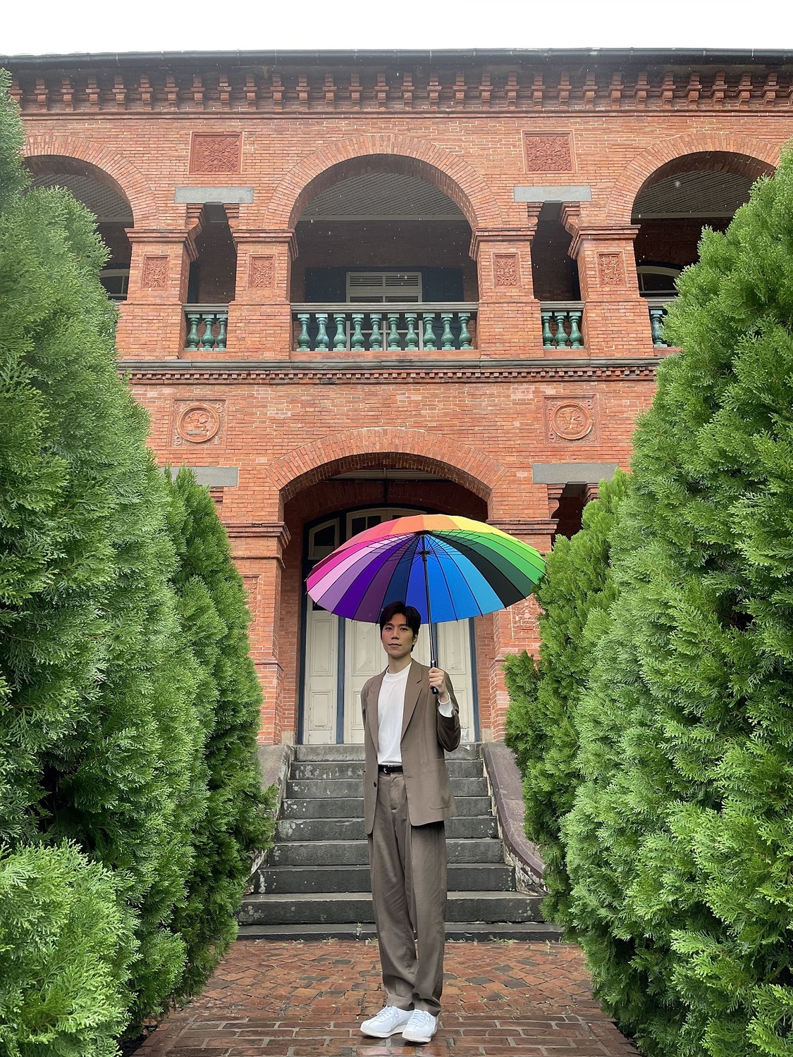 淡水古蹟博物館《淡古聊撩色》邀請知名歌手潘裕文參與演出，帶領民眾在古蹟來回穿梭，尋找古蹟的顏色，9月底前欣賞影片還能抽大獎。 圖：淡水古蹟博物館提供