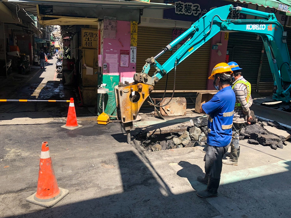 三重中央市場旁的錦通街路段進行電纜下地工程，市府與台電攜手讓新北妝容大改造。 圖：新北市經發局提供