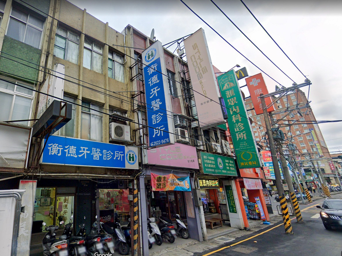 淡水水碓商圈在中山北路一段範圍的電桿，該路段是淡水主要道路，行車流量大，電桿設置位置緊鄰馬路，有影響交通的疑慮。 圖：新北市經發局提供