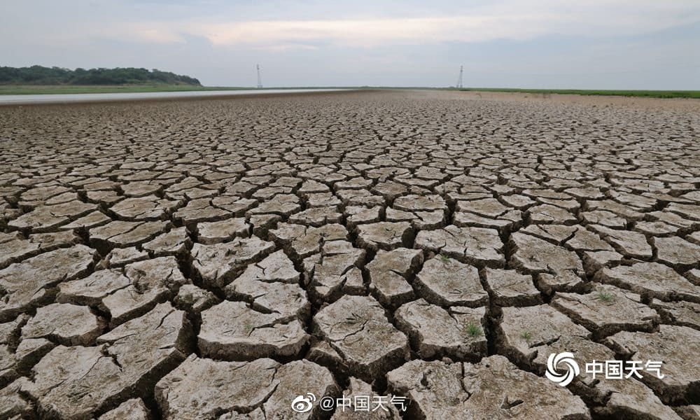 中國第一大淡水湖「鄱陽湖」8月4日因長時間高溫提前進入枯水期。 圖: 翻攝自 中國天氣微博