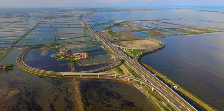 高速公路局預估，中秋節連假首日交通量將是平常1.3倍，因此若北部人要往返南部，可改走西濱快速道路。 圖：取自行政院官網