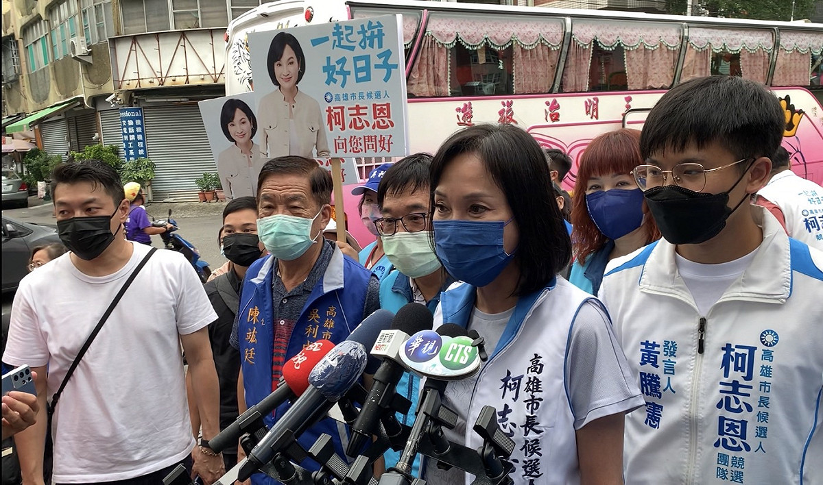 柯志恩(右二)認為還有時間爭取選民支持。 圖：柯志恩選辦/提供
