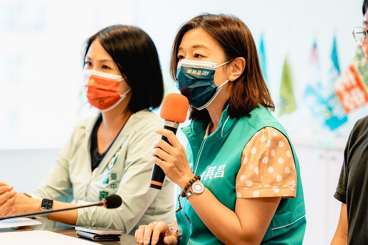 林靜儀說，「盧秀燕市長每次都說自己是媽媽市長，可是愈看她的行為，其實像是個魔女一樣。」 台灣基進/提供
