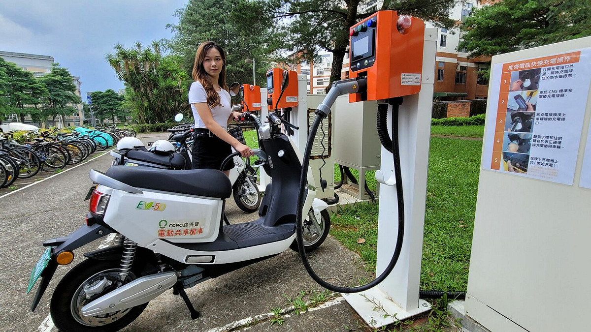 EV-50電動機車採快充方式，僅需6~15分鐘就可充飽電，續航50公里。 圖：能海電能／提供(資料照)
