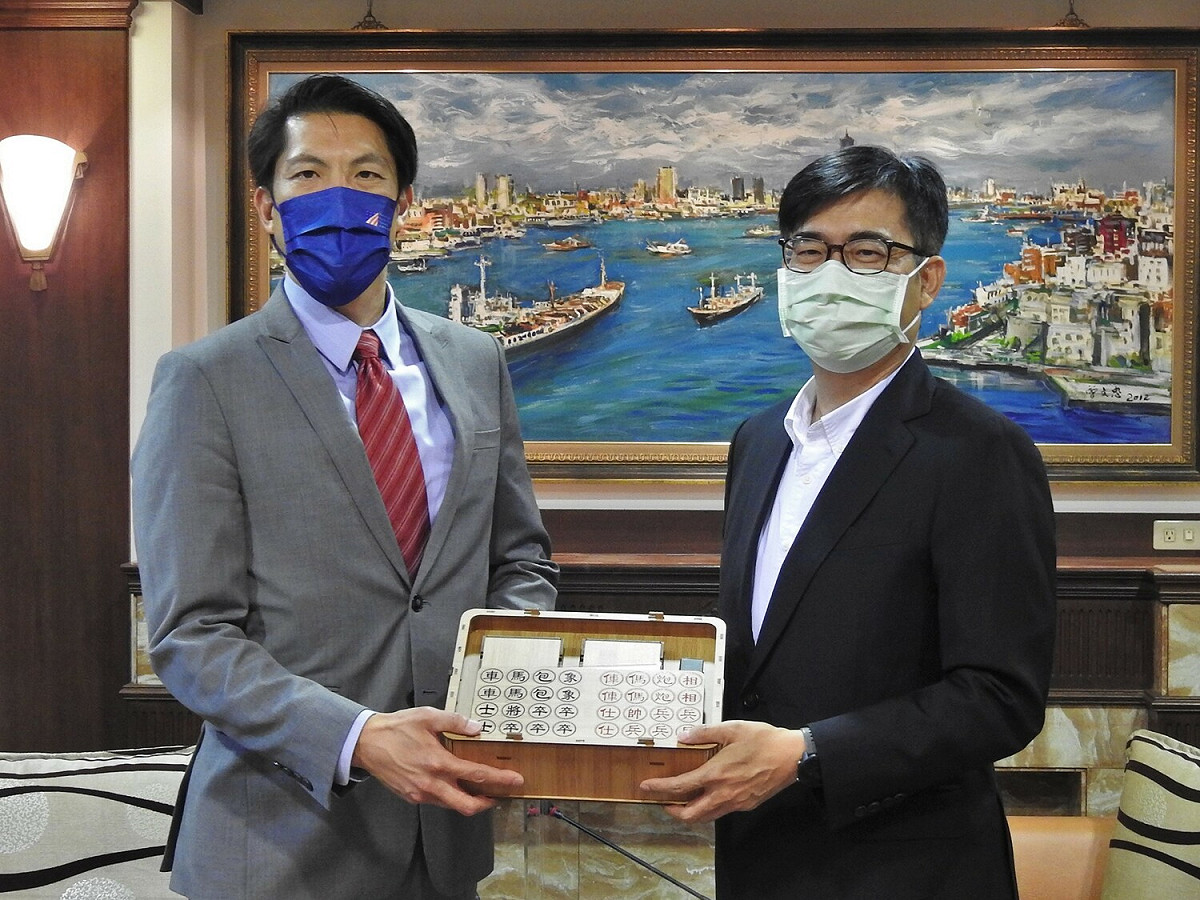 陳其邁(右)以六龜山茶禮盒相贈。 圖：高雄市政府提供