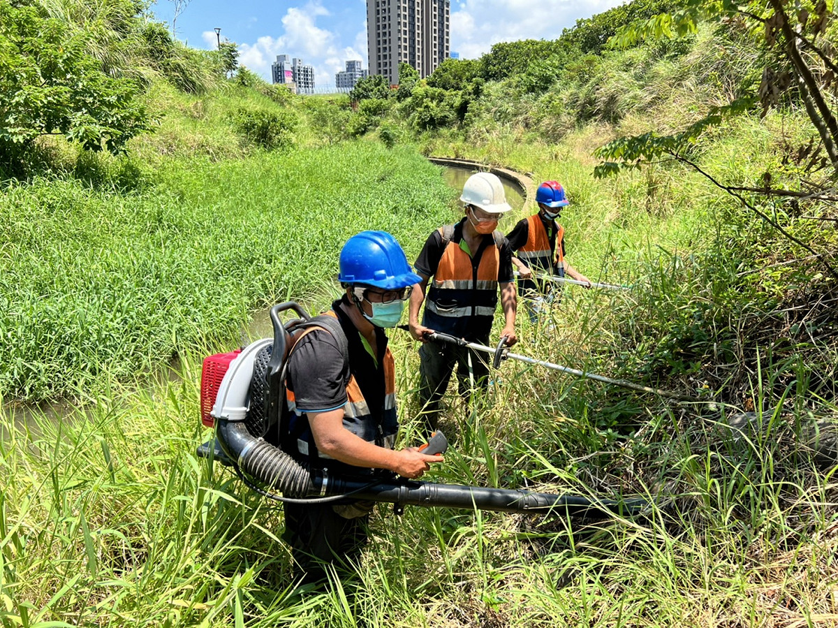 水利局進行公司田溪環境維護。 圖：新北市水利局/提供