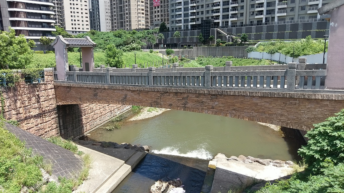 鬧中取靜的公司田溪景觀橋。 圖：新北市水利局/提供