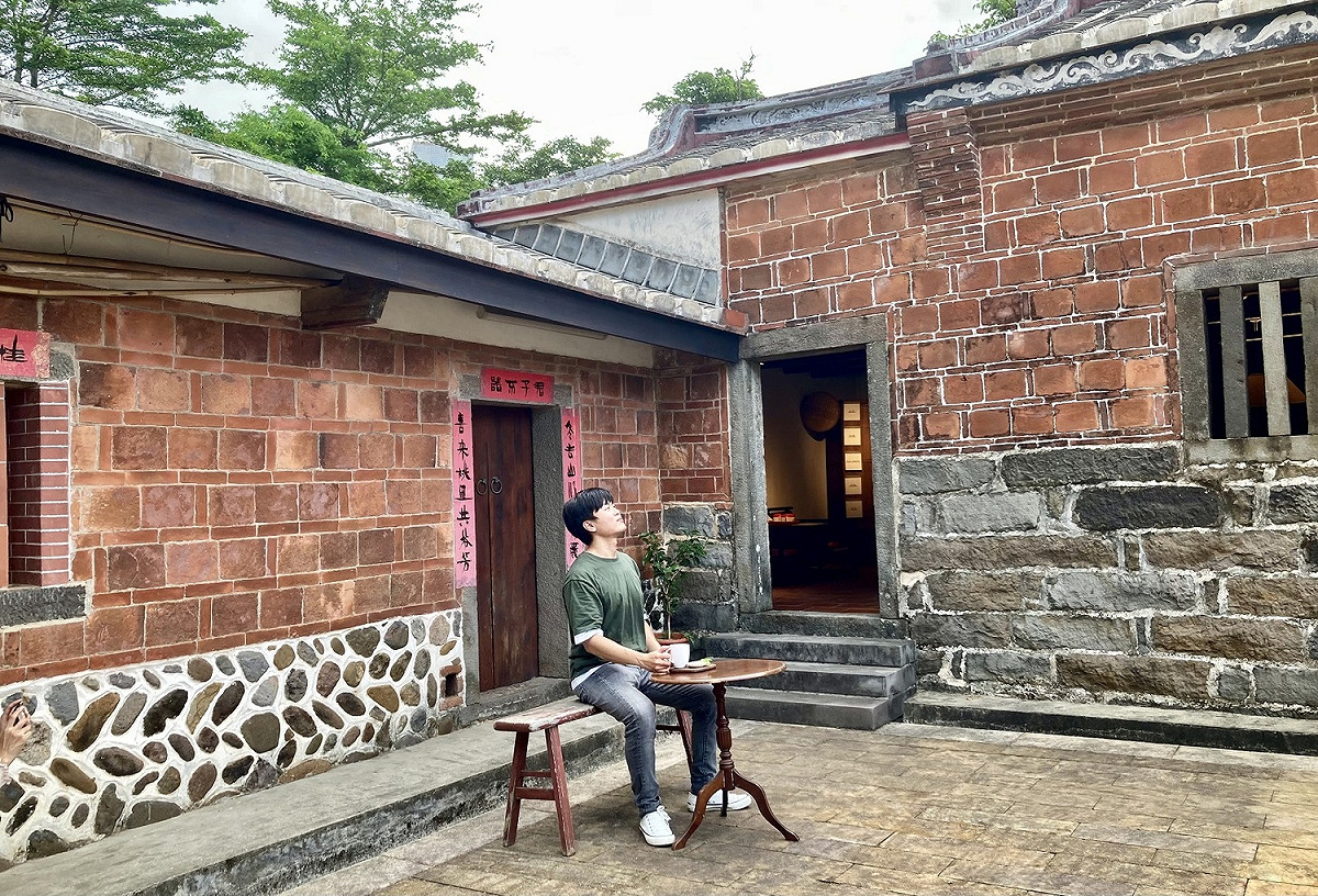在古厝中來杯古厝莊園咖啡，細細品嘗清代建築之美。 圖：新北市水利局/提供