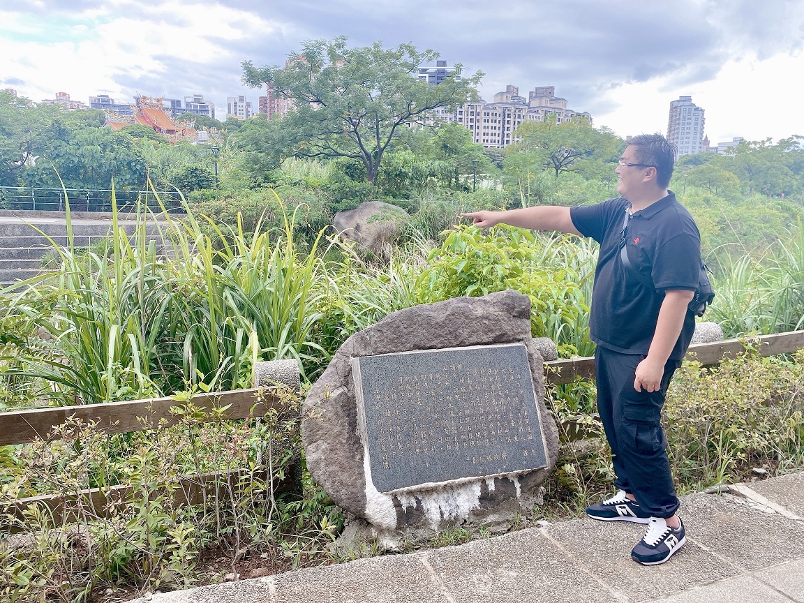 石頭母解說石碑及位於對岸碩大的石頭母。 圖：新北市水利局/提供