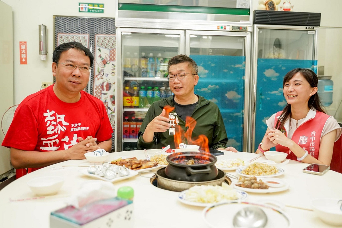 民進黨台中市市長參選人蔡其昌（中）經常分享台中美食，還為此出書，圖為他日前與台中市議員參選人謝志忠（左）、廖芝晏一起享用豐原燒酒雞。 圖：翻攝自蔡其昌臉書