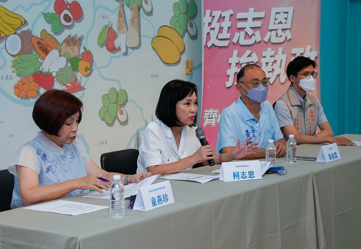 柯志恩(左二)在教育政見發表會侃侃而談。 圖：柯志恩選辦提供