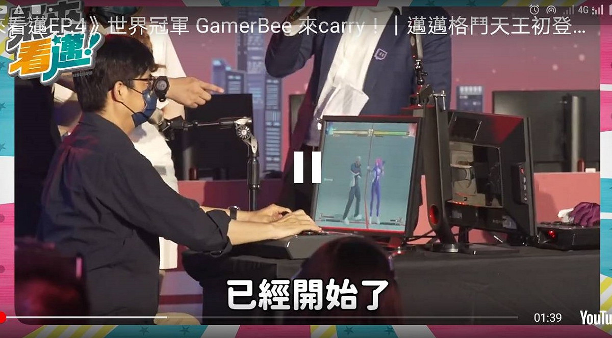 陳其邁挑戰年輕人風行的電競遊戲。 圖：孫家銘翻攝