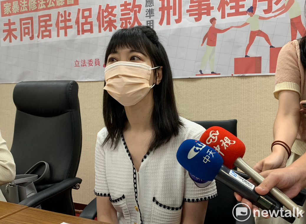 民進黨立委高嘉瑜今出席公聽會前受訪。 圖：陳佩君／攝