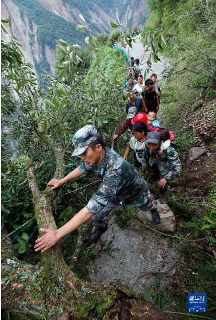 甘孜州因疫情發生地震甘孜州發布緊急公告提醒災民做好防疫以及一切聽從救災人員指揮 翻攝自新華網