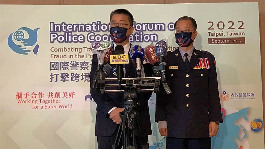 內政部長徐國勇（左）今（7）天出席國際警察合作論壇活動，右為警政署長黃明昭。 圖：警政署提供
