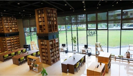 位於中軟園區內隸屬於網銀基金會的拾本書堂，空間寬敞明亮。 圖：創夢市集/提供