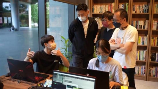 業師瞭解團隊的創意想法並給予意見參考。 圖：創夢市集/提供