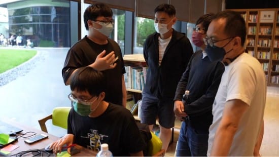 3位重量級的業師與團隊討論開發方向。 圖：創夢市集/提供