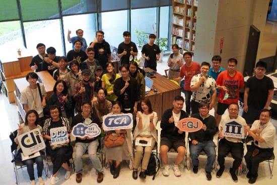 與會貴賓合照，數位發展部數位產業署平台經濟組數位體驗科楊孫宜科長(左一)、數發協會傅慧娟秘書長(左二)、創夢市集施書凱董事長(左三)、台北市電腦公會吳昀倢經理(左四)、資策會林佳錦總監(左五)、資策會洪芳傑組長(右一)、不或互動娛樂創辦人簡明哲(右二)、貝里斯商快鏈科技劉易竣執行長(右三)、樂美館杜宏彬經理(右四)。 圖：創夢市集/提供