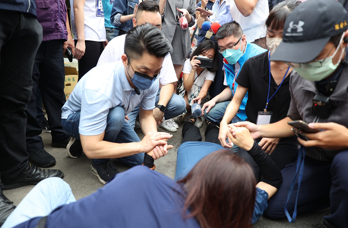 蔣萬安7日赴白蘭市場掃街拜票期間發生一名婦人被撞倒的意外。 圖 : 蔣萬安辦公室 / 提供