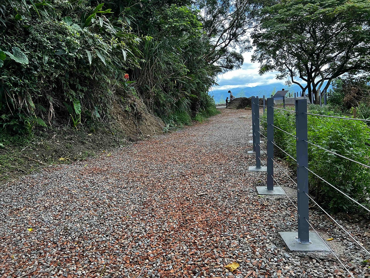 觀旅局與高灘地工程管理處合作，由高灘處提供漂流木，作為此案木屑舖面使用。 圖：新北市觀旅局提供