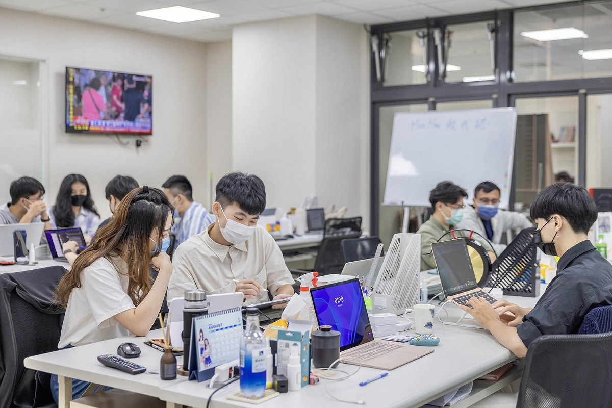 侯友宜選舉辦公室的內部工作區域空間有限，以長條桌為主，優點是團隊討論的時候，頭抬起來就可以面對面討論。 圖：侯選辦提供