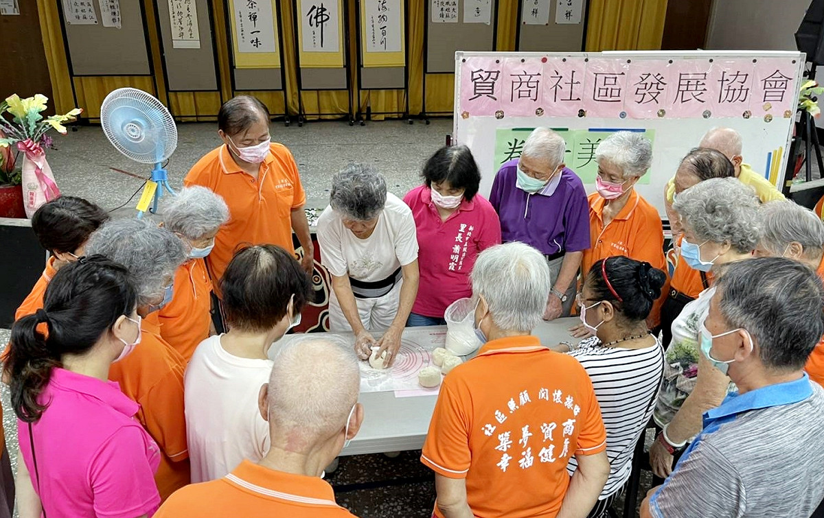 昝媽-姜淑蘭不藏私樂於教授大家製作棗發饅頭。 圖：新北市文化局提供