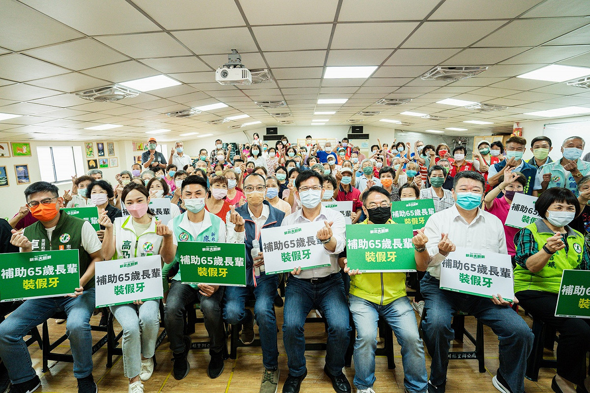 民進黨新北市長候選人林佳龍今(7)日上午前往樹林圳福市民活動中心參與長者共餐活動。 圖：林競辦/提供