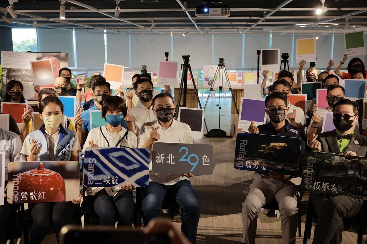 29區區長手持區域代表色一同合影。 圖：新北市城鄉局提供