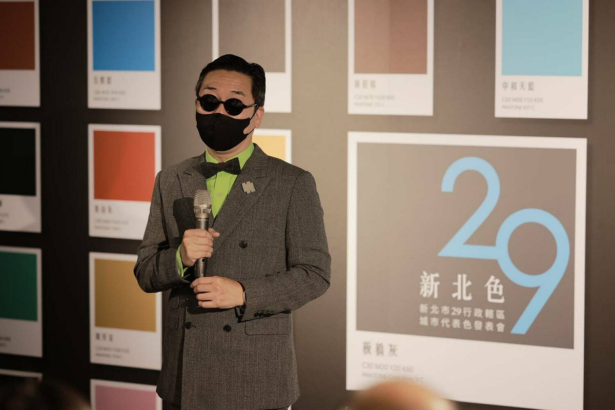 美學總顧問陳俊良分享城市代表色的制訂構想。 圖：新北市城鄉局提供
