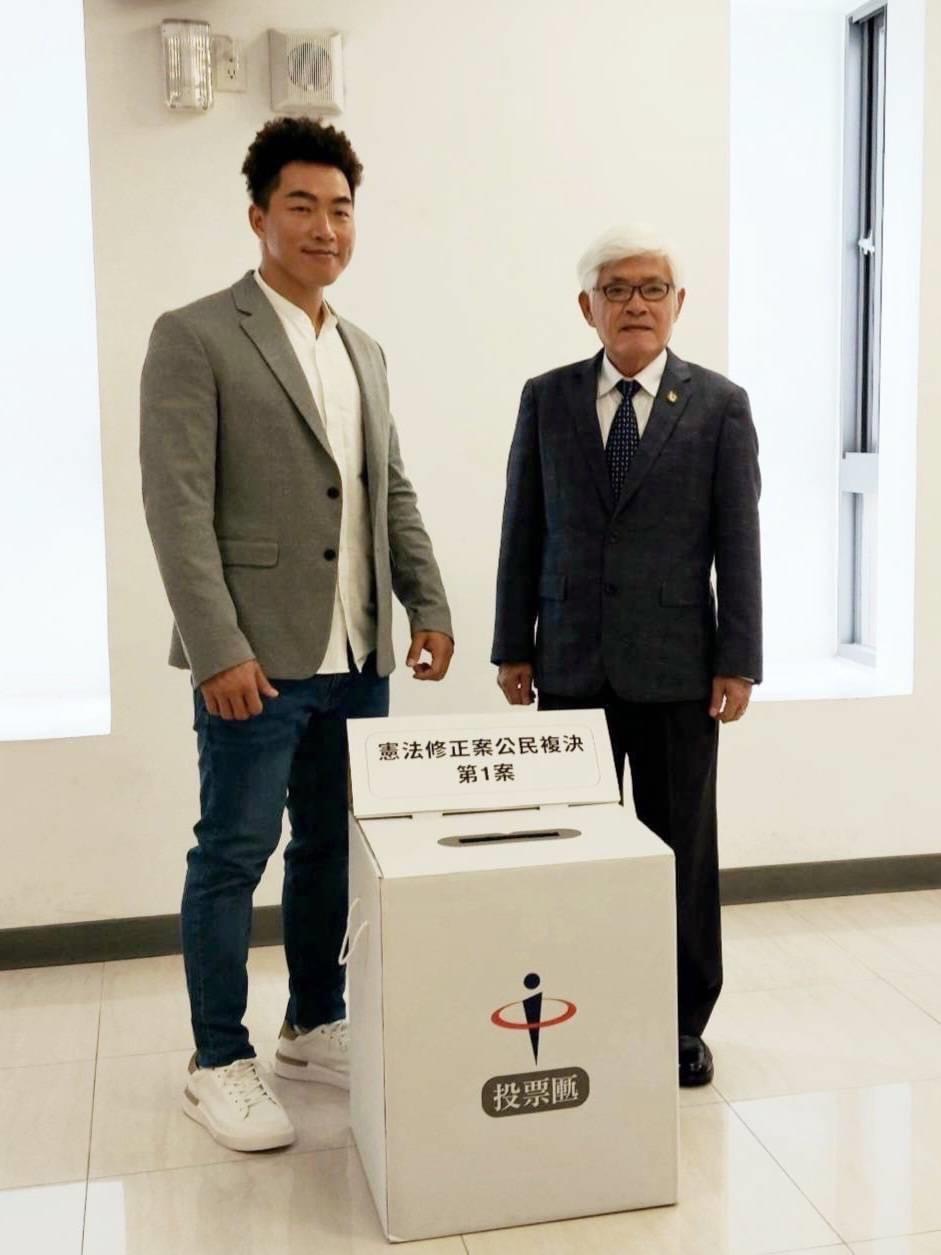 中選會主委李進勇探班郭泓志拍攝宣傳影片的狀況。 圖：中央選舉委員會/提供