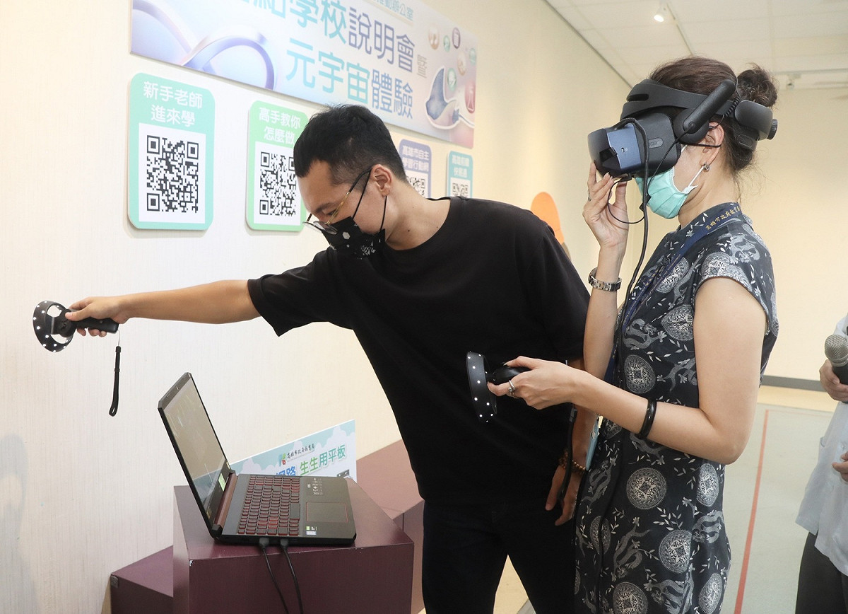 體驗元宇宙數位學習。 圖:高雄市教育局提供