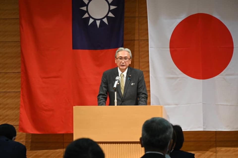 日本跨黨派友台議員團體「日華議員懇談會」，7日召開大會，由上月訪台的會長古屋報告訪台成果。 圖：翻攝謝長廷臉書