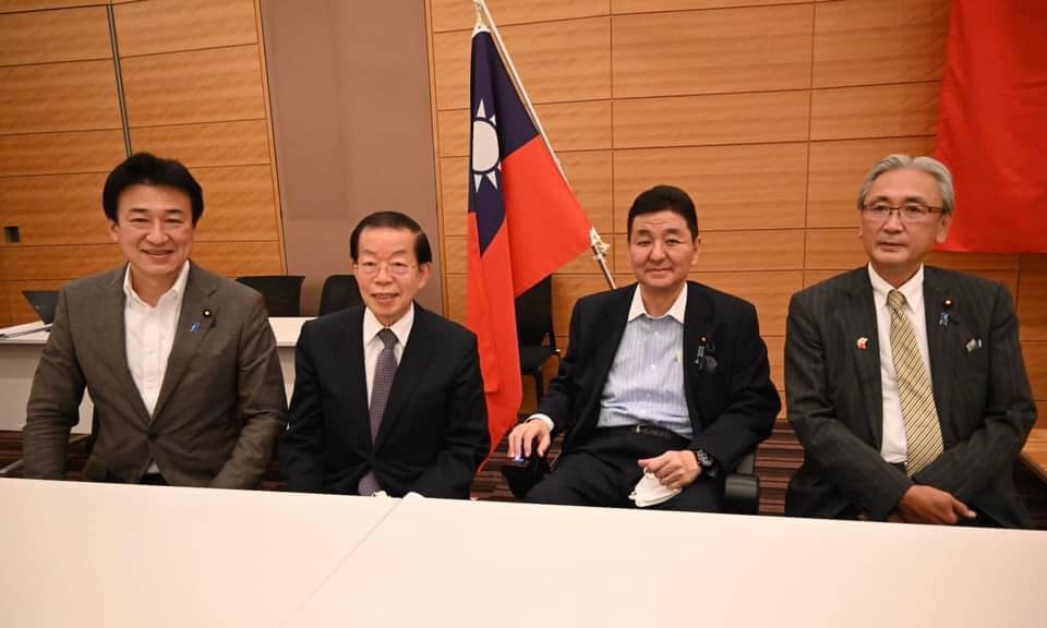 日本跨黨派友台議員團體「日華議員懇談會」大會，出席踴躍，首相安保輔佐官岸信夫(右二)也到場參加。 圖：翻攝謝長廷臉書