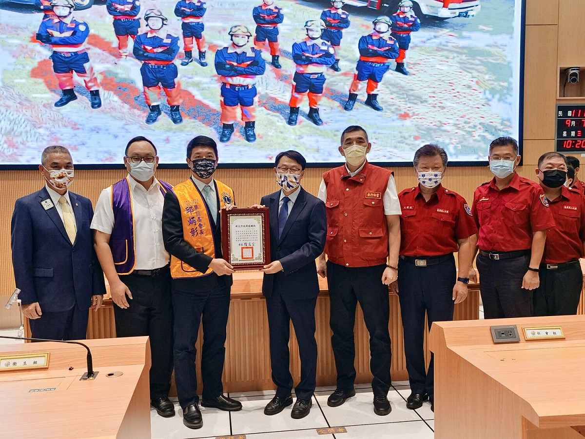 新北市消防局於111年9月7日上午10時於災害應變中心舉行捐贈典禮，感謝台北市金站獅子會及台北市卓越國際獅子會捐贈災情勘查車，由新北市副市長陳純敬代表受贈並回贈感謝狀。 圖：新北市消防局提供