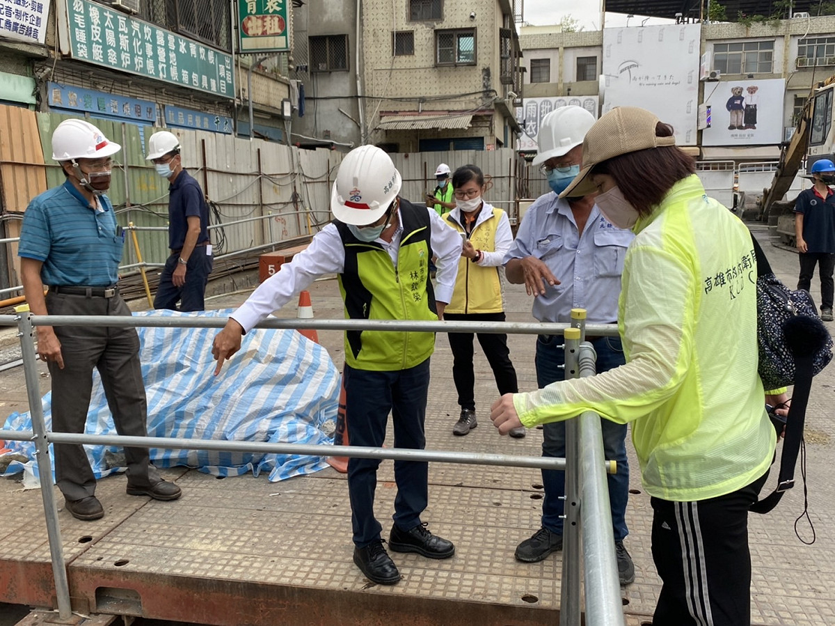 林欽榮(中)前往前鎮區視察登革熱防治工作。 圖：高雄市衛生局提供