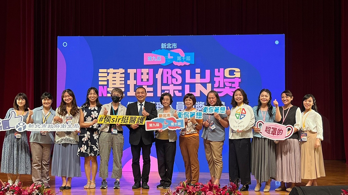 新北獲獎校護與衛生所同仁與侯友宜合影。 圖：新北市衛生局提供