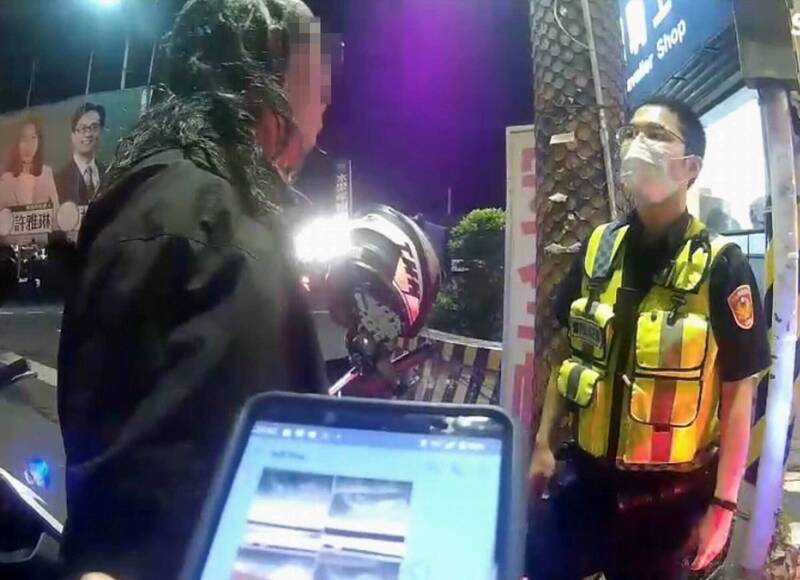 員警在陳姓男子機車置物箱內起出開山刀、西瓜刀、甩棍、電擊棒等違禁物。 圖：警方提供